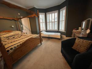 伯恩茅斯Hotel 50的一间卧室配有一张床、一把椅子和窗户。