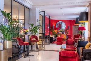 巴黎特里亚农左岸酒店的大堂设有红色椅子和红色墙壁