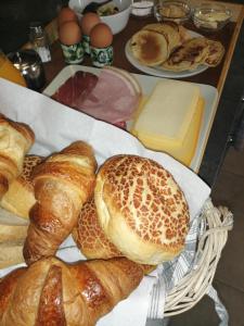 DohanB&B Le Courtil的桌上的一束面包和糕点