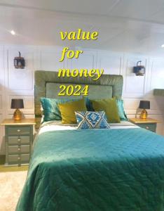 直布罗陀JASMINE CORAL JAY Boutique Boatel Ocean Village的一间卧室,床上有物有所值的标志