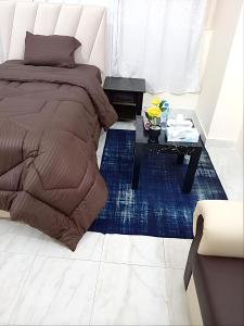阿布扎比MBZ - Pleasant Stay的一间卧室配有一张床和一张桌子