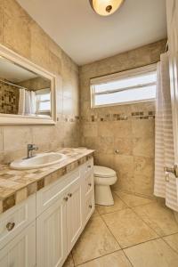 乔治敦Incredible Beach Front Villa!的一间带水槽和卫生间的浴室以及窗户。