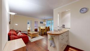 宾茨Caspar David的厨房以及带红色沙发的起居室。
