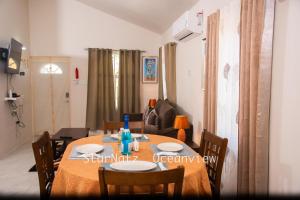 迪斯卡弗里贝Oceanview Jamaica的一间用餐室,在房间内配有桌椅