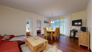 宾茨Caspar David的客厅配有沙发和桌子