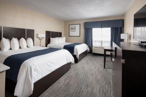 温莎斯通克罗夫特酒店的酒店客房设有两张床和电视。