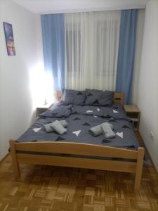 Gornja ToplicaJelaLux的一间卧室配有一张带蓝色床单和枕头的床。