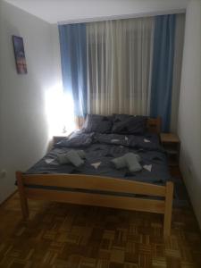 Gornja ToplicaJelaLux的卧室里一张星空床