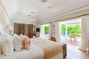 古斯塔维亚乐托尼酒店的卧室配有带白色枕头的大床
