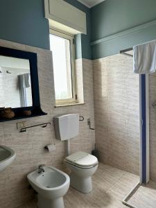 维纳克斯特里奇L’ Aia di San Giorgio的一间带卫生间和水槽的浴室