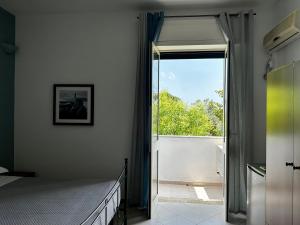 维纳克斯特里奇L’ Aia di San Giorgio的一间卧室设有一张床和一个大窗户
