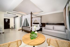 莱利海滩Railay Princess Resort & Spa的客厅配有沙发和桌子