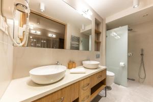 布拉迪斯拉发RAJ zdravia的一间带两个盥洗盆和卫生间的浴室