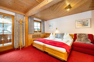 弗拉绍Laubichlhof的一间卧室配有一张床,铺有红色地毯
