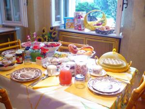 瓦雷泽利兹瓦雷泽住宿加早餐旅馆的餐桌上放有盘子和碗的食物