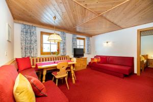 弗拉绍Laubichlhof的客厅配有红色的沙发和桌子