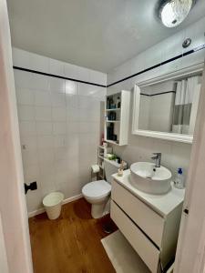 马德里Habitación en Madrid的白色的浴室设有卫生间和水槽。