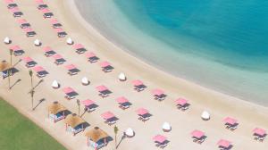 拉斯阿尔卡麦Anantara Mina Al Arab Ras Al Khaimah Resort的海滩上方的椅子和遮阳伞