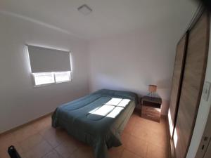 Juana Koslay La Cañada的一间小卧室,配有床和窗户