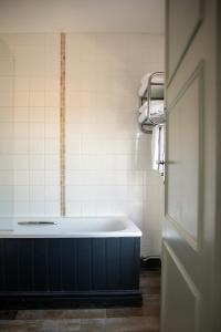 滕特登白狮宾馆的一间带浴缸的浴室