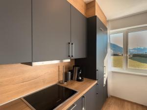 施利特尔斯AlpenLuxus' SIGIS Zillertalblick with 3 Bedrooms & Parking Space的厨房设有水槽和窗户。
