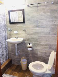 基多Hostal Casa San Fernando Tumbaco的一间带卫生间和水槽的浴室