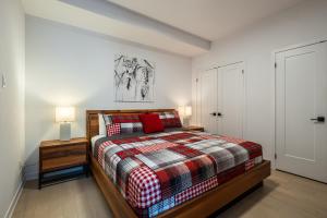 蒙特朗布朗Verbier 1-103 / Vast & Luxurious 3 bedroom的一间卧室配有一张床、两盏灯和一扇门