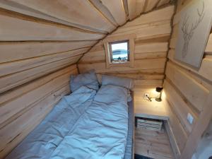 上施陶芬Wolpertinger | Camping-Aach的一个小房子角落里的一张床位