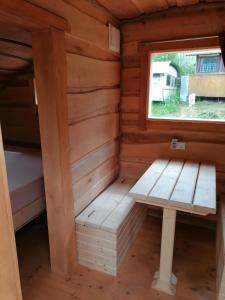 上施陶芬Wolpertinger | Camping-Aach的小木屋内带长凳的