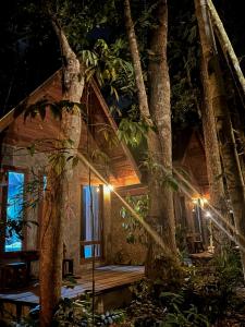 洛坤府Kung Nok Tha Resort Nakhon Si Thammarat的小屋 - 带夜间门廊和灯