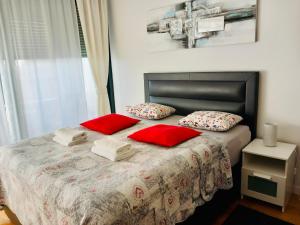 萨格勒布Nova Galerija Studio Vita i Apartman Sara的一间卧室配有红色枕头的床