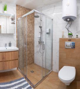 瓦尔纳New Modern & Cozy apartment with FREE Private parking and EV charging station的带淋浴、卫生间和盥洗盆的浴室