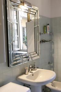 都灵Appartamento Lagrange - Torino Centro的一间带水槽和镜子的浴室