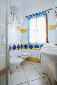 贡内萨Sardinia's house IUN R5500的浴室设有2个卫生间和水槽