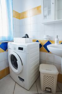 贡内萨Sardinia's house IUN R5500的一间带盥洗盆的浴室内的洗衣机
