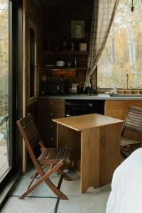 TofteTofte Trails的厨房配有木桌和两把椅子