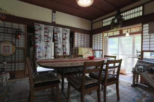 棚田ハウス的一间带木桌和椅子的用餐室