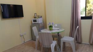 卡利博HOTEL BNL的小型用餐室配有桌椅和微波炉