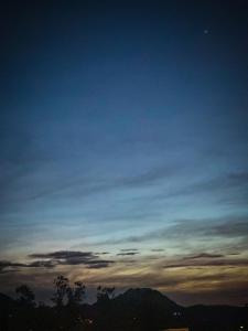 卡哈马卡Marzano的天空中月亮的晴朗的蓝色天空