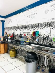 伊塔卡雷adriana hostel的厨房配有带各种菜肴的柜台