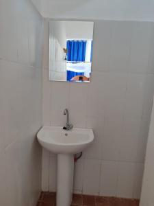 南威EAST SANDBANK apartment eco-friendly Nungwi airport road的一间带水槽和镜子的浴室