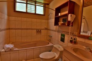 蒙泰韦尔德哥斯达黎加Cala Lodge的带浴缸、卫生间和盥洗盆的浴室