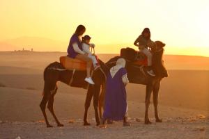 Dar Inacamp的一群在沙漠中骑马的人