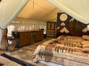 下博克特LUXURY ECO的帐篷内一间卧室,配有一张大床