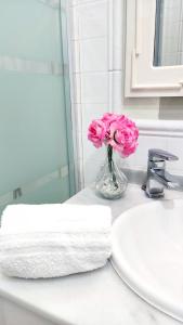 塞哥维亚旧金山霍斯佩达雅酒店的浴室柜台上一束粉红色花