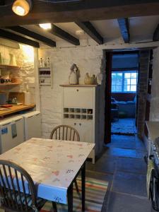 ClunLavender Cottage, 3 School Road, Clun, Shropshire的厨房配有桌子和桌椅