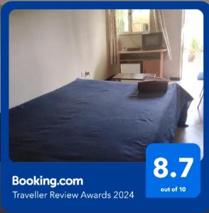 亚的斯亚贝巴Wib Guesthouse的一间卧室配有一张带蓝色毯子的床