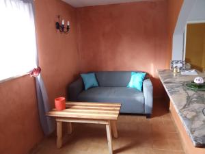 CoveloCasa Thocamalu's的客厅配有沙发和桌子