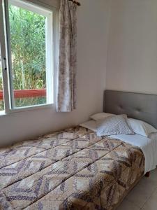 圣艾尔姆PuntBlanc Residences的一间卧室设有一张床和一个窗口