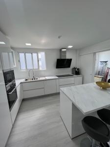 丰沙尔Apartamento Belo Horizonte的白色的厨房设有水槽和台面